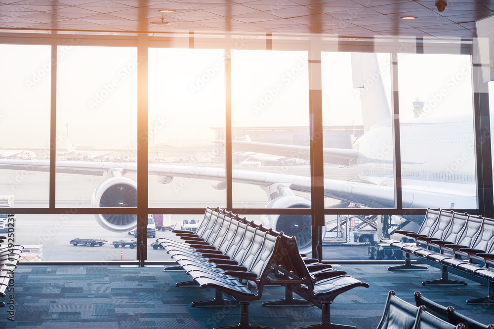 Airport boarding gate with seats, windows and aircraft Stock 写真 Adobe