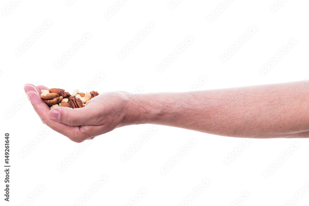 Hand mit Nüssen, gemischten Baumnüssen, freigestellt vor Weiß Hand mit Nüssen, gemischten Baumnüssen, freigestellt vor Weiß