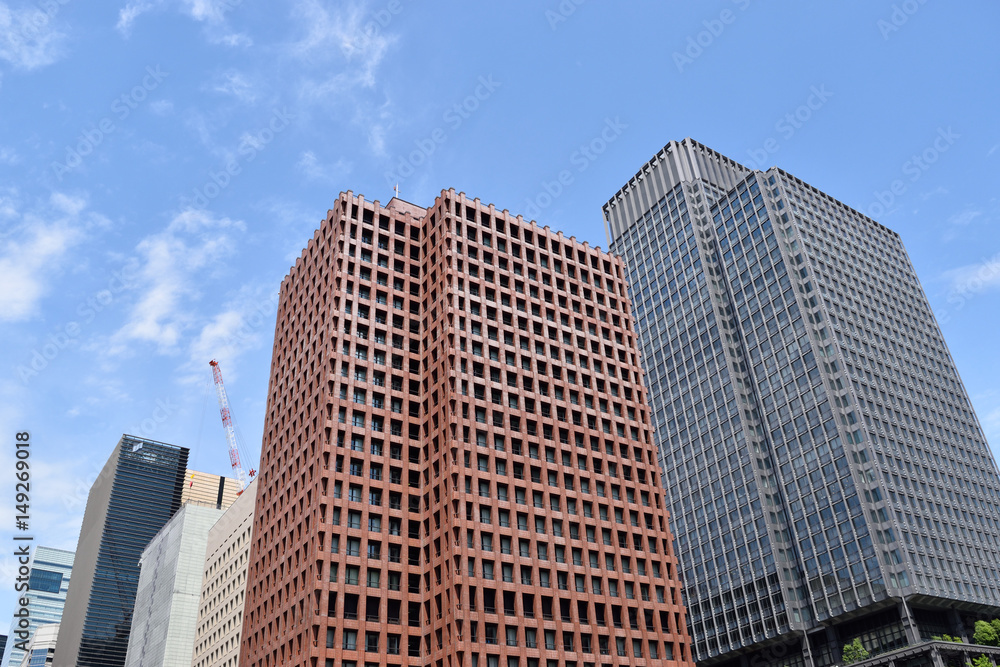 都会の高層ビル群と青空