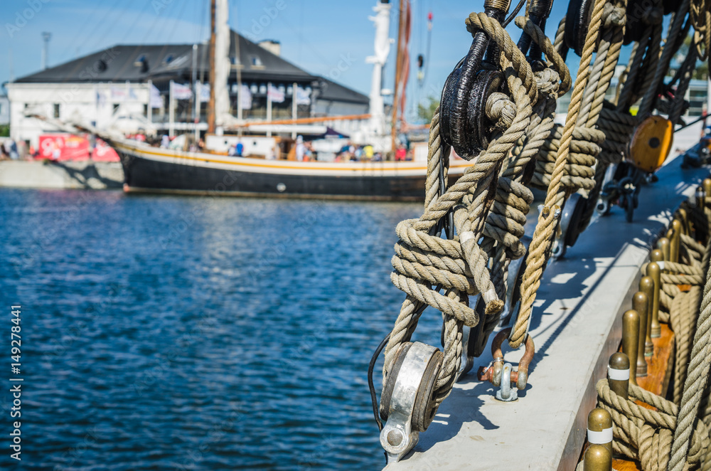 Obraz premium Ropes and rigging on an old sailboat, shallow depth of field