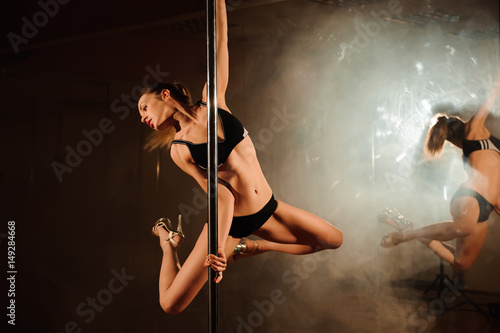 Cuadro en lienzo young hot woman in sexy lingerie performs sensual pole dance