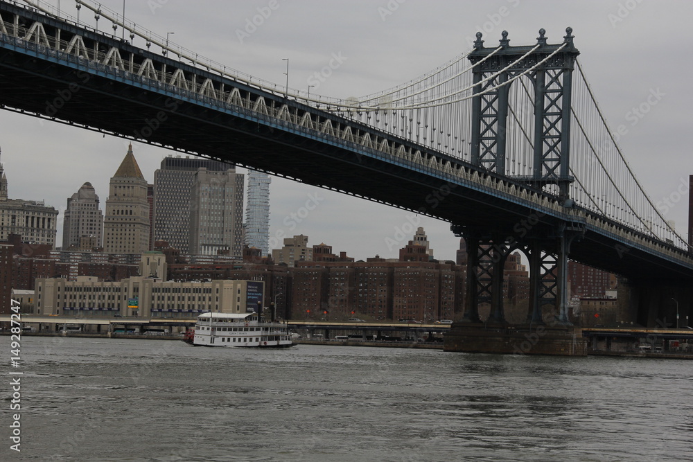 Obraz premium New York Manhattan Bridge from below