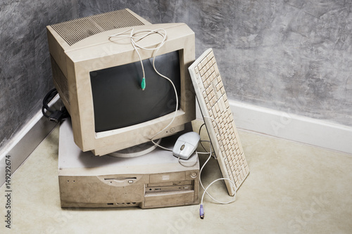 Billede på lærred old and obsolete computer set was abandoned at the room corner with grunge concr