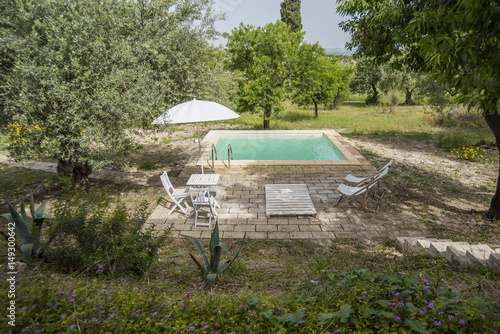 Villa con piscina e arredamento da esterno