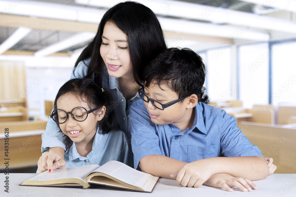 Teacher guides her students to learn in class Teacher guides her students to learn in class
