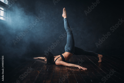 Fototapeta Naklejka Na Ścianę i Meble -  Grace female dancer, contemp dance
