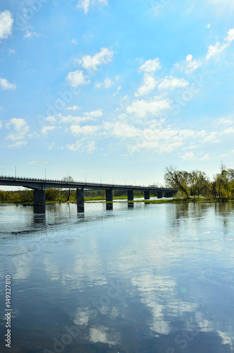 Most nad rzeką, brzegiem  i drzewa w Pułtusku.
