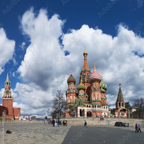 Mosca, 25/04/2017: panoramica delle mura del Cremlino con la Torre Spasskaja e la Cattedrale di San Basilio, tre famosi simboli della città che si affacciano sulla Piazza Rossa