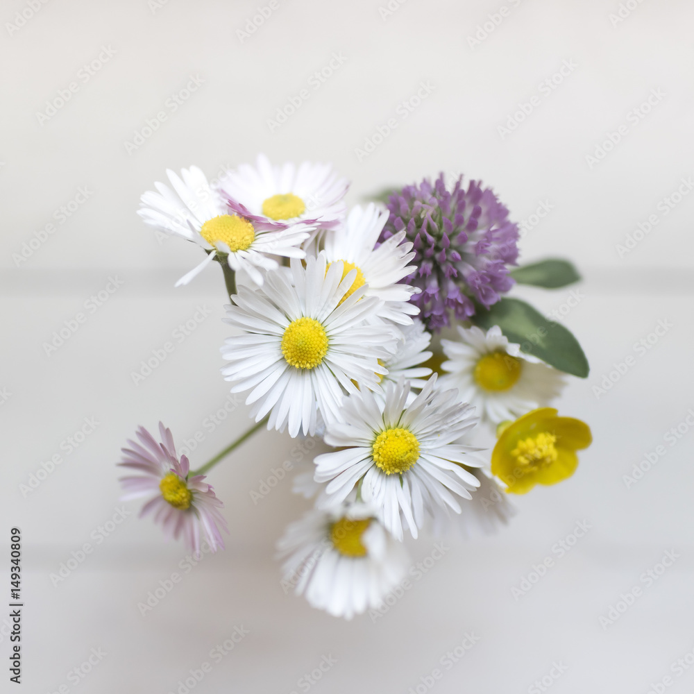 Obraz premium Bouquet of daisies on wooden table