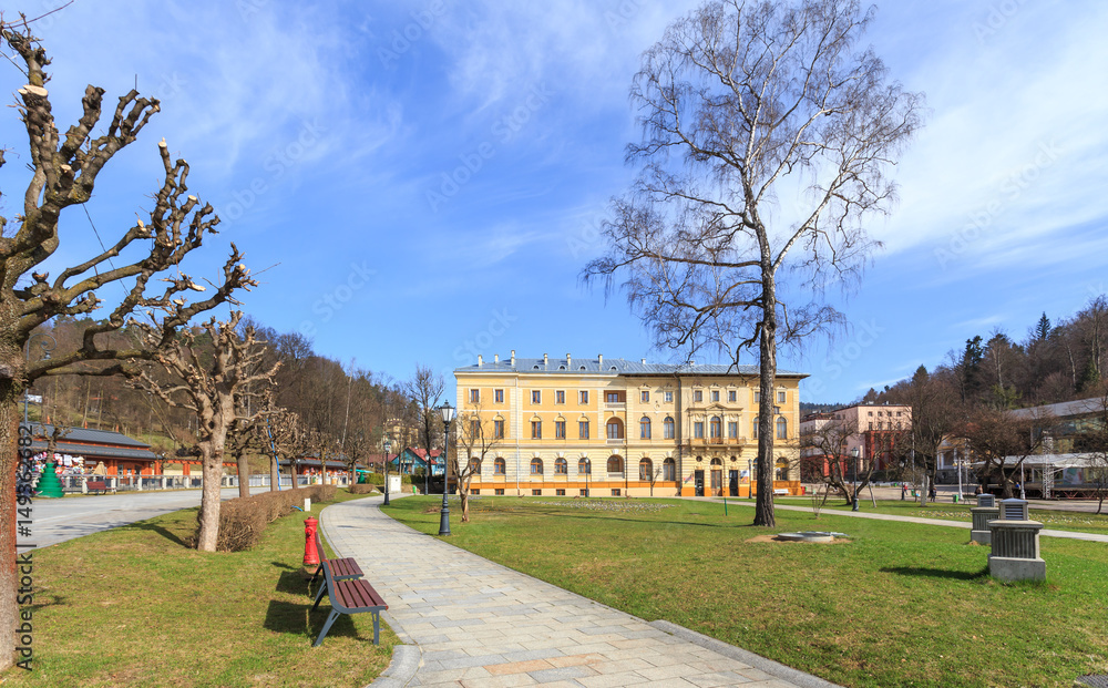 Krynica Zdrój. Deptak uzdrowiskowy wzdłuż potoku Kryniczanki. W głębi Stary Dom Zdrojowy. 