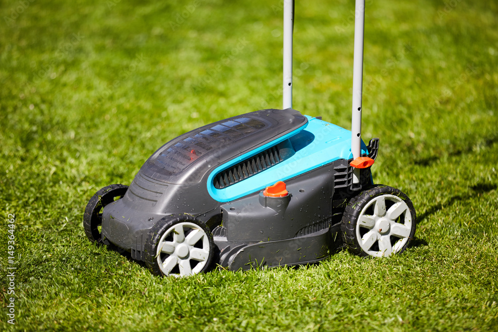 Obraz premium Lawn mower in the garden after mowing