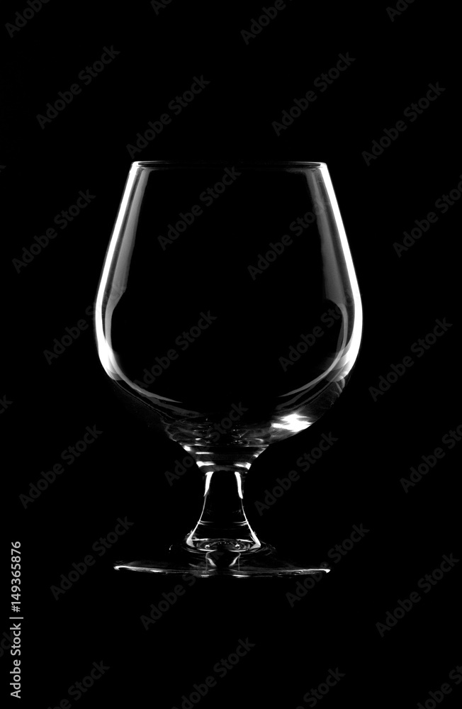 Copa de cristal en fondo negro. Copa de cristal en fondo negro.
