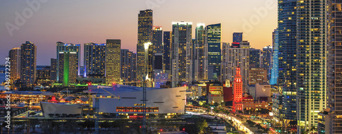 Horizontal view of Miami downtown at sunset © Frédéric Prochasson