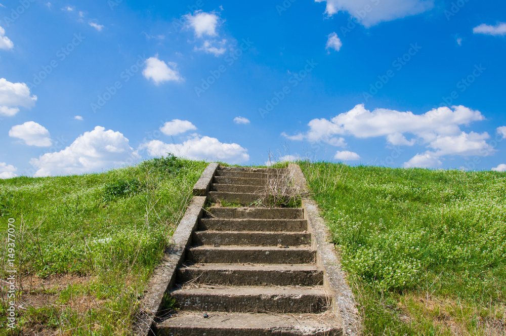 Fototapeta Stary betonowy schody prowadzi niebo