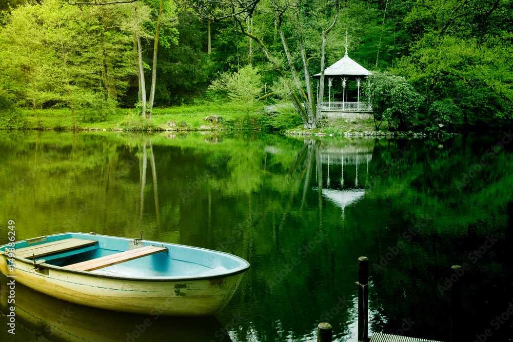 Waldsee mit Ruderboot und Pavillon