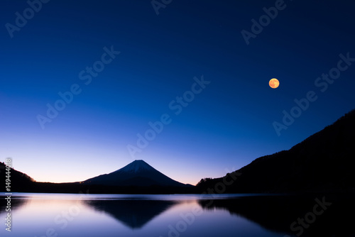 満月と湖に浮かぶ富士山