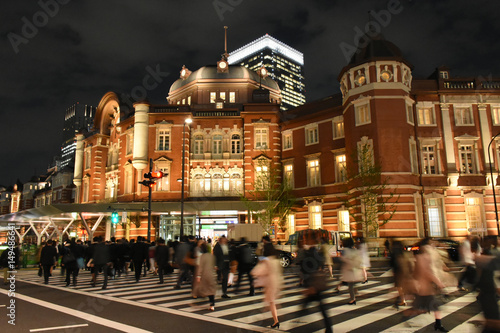日本の東京ビジネシーン「仕事などを終え、東京駅に向かうビジネスマンやＯＬら」(tokyo station)