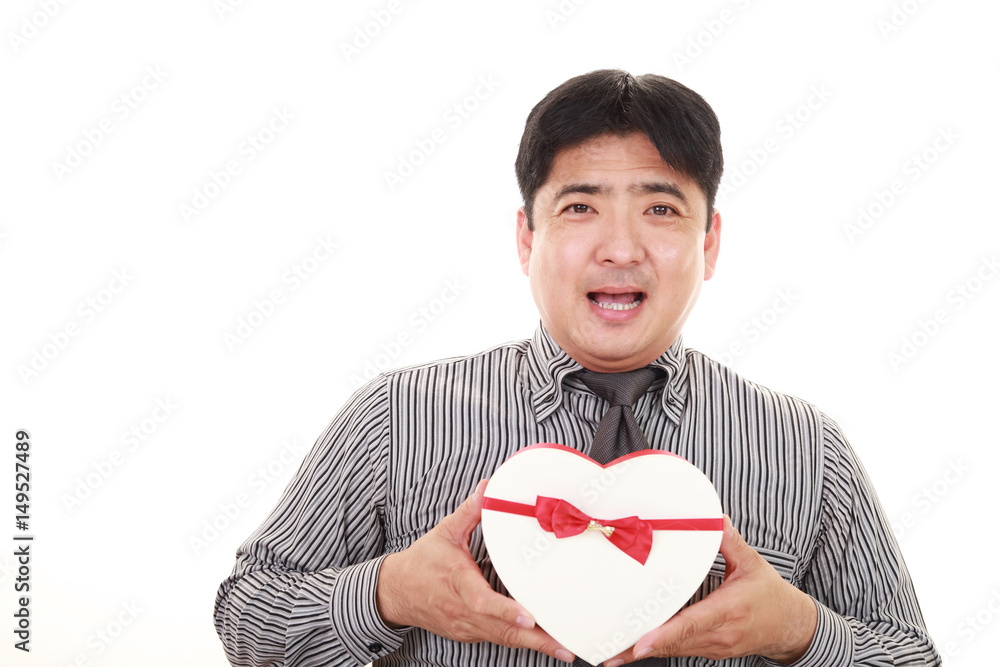 プレゼントを持つ笑顔のビジネスマン