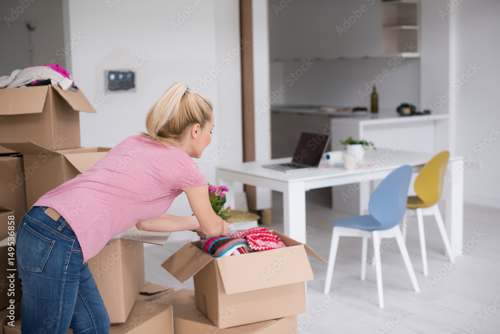 Fototapeta premium girl moving in the new apartment