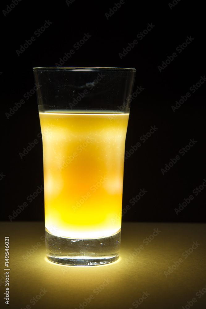 Orangensaft vor dunklem Hintergrund Orangensaft vor dunklem Hintergrund