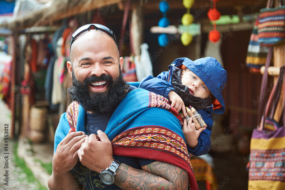 Man with kid in Peru market