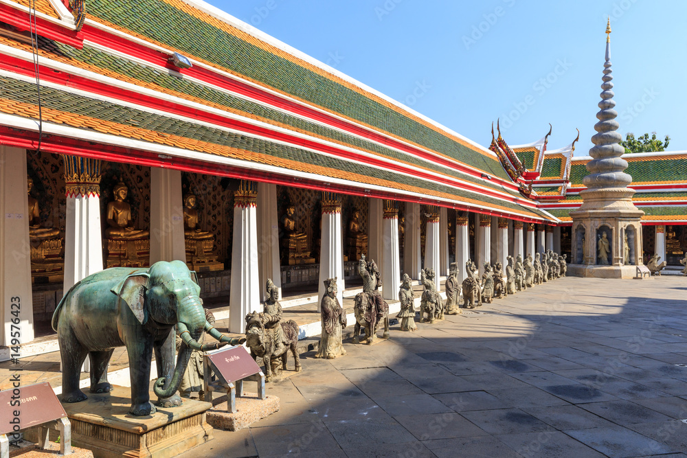 cours interieur d'un temple Thailandais à Bangkok remplie de statue