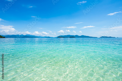 plaża krajobraz tło na lato podróż ze słońcem, drzewo kokosowe na białym piaskiem plaża z pięknym błękitnym morzem i niebem, abstrakcyjne tło dla koncepcji wakacji letnich.