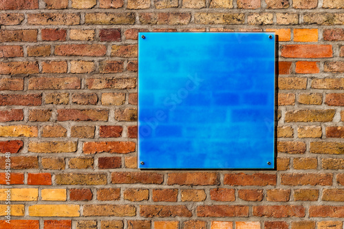 Wallpaper Mural Backsteinwand mit Werbeschild aus Glas Hintergrund  Torontodigital.ca