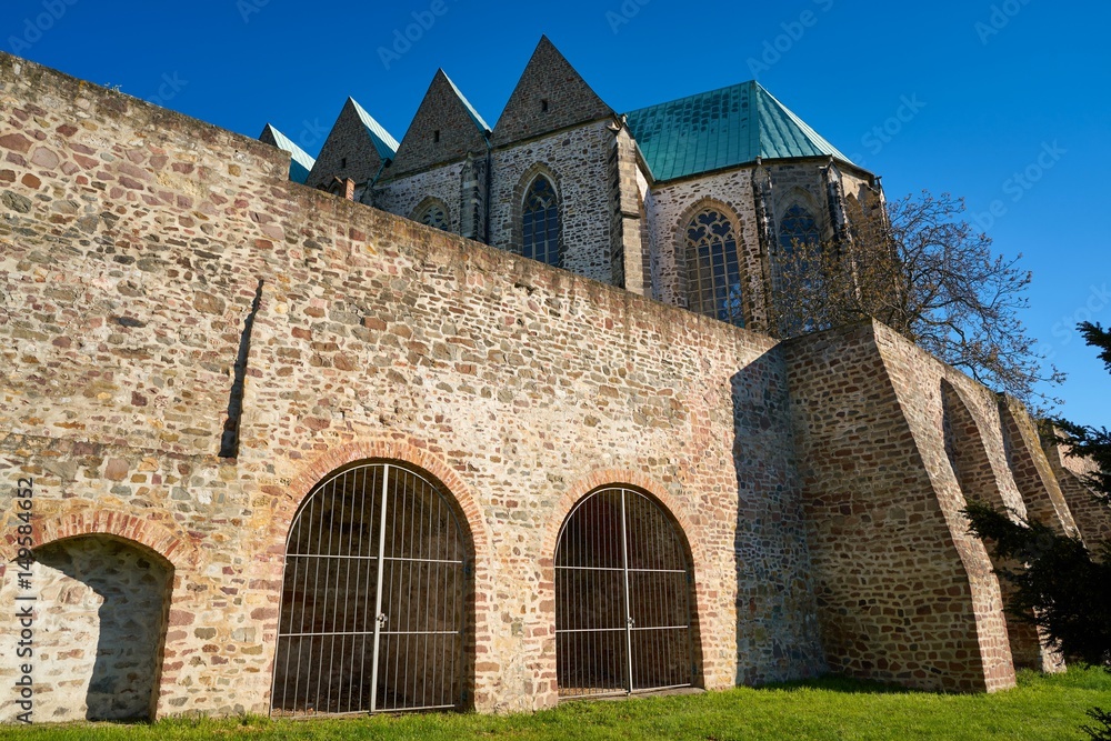 Petri Kirche in der Altstadt von Magdeburg mit Teilen der historischen Stadtmauer Petri Kirche in der Altstadt von Magdeburg mit Teilen der historischen Stadtmauer