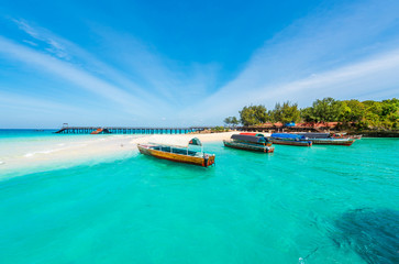 Fototapete Sansibar Bunte Fischerboote vor Sansibars Küste  © Ievgen Skrypko