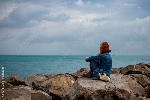 Femme sur la digue du port de Porto Santo Stefano en Toscane © Gerald Villena