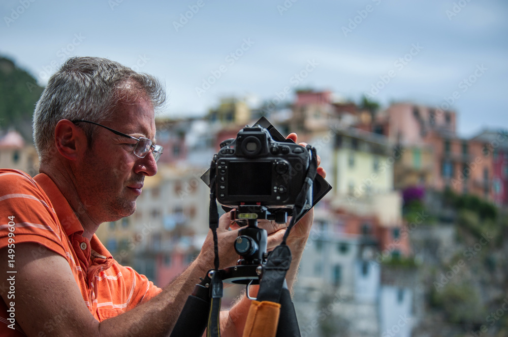 Obraz premium Photographer at Manarola, Italy