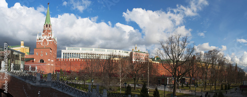 Mosca, 29/04/2017: panoramica del muro del Cremlino con la Torre Troitskaya (Torre della Trinità) e il ponte Troitsky che si affaccia sui Giardini di Alessandro, uno dei primi parchi urbani moscoviti