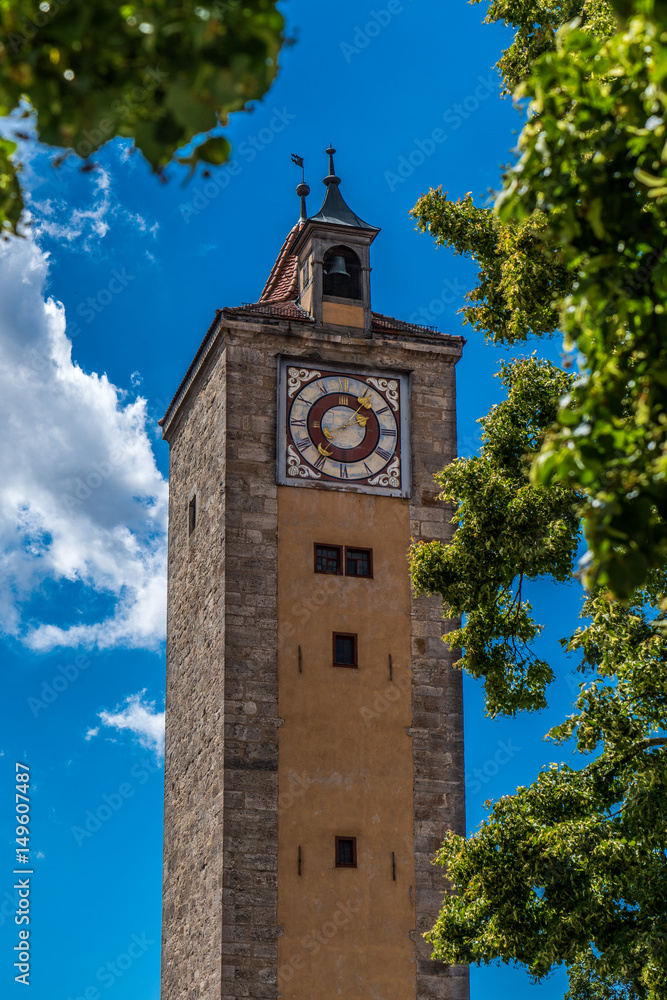 Fototapeta premium Burgturm der alten Burg in Rothenburg ob der Tauber von der Herrengasse aus gesehen 