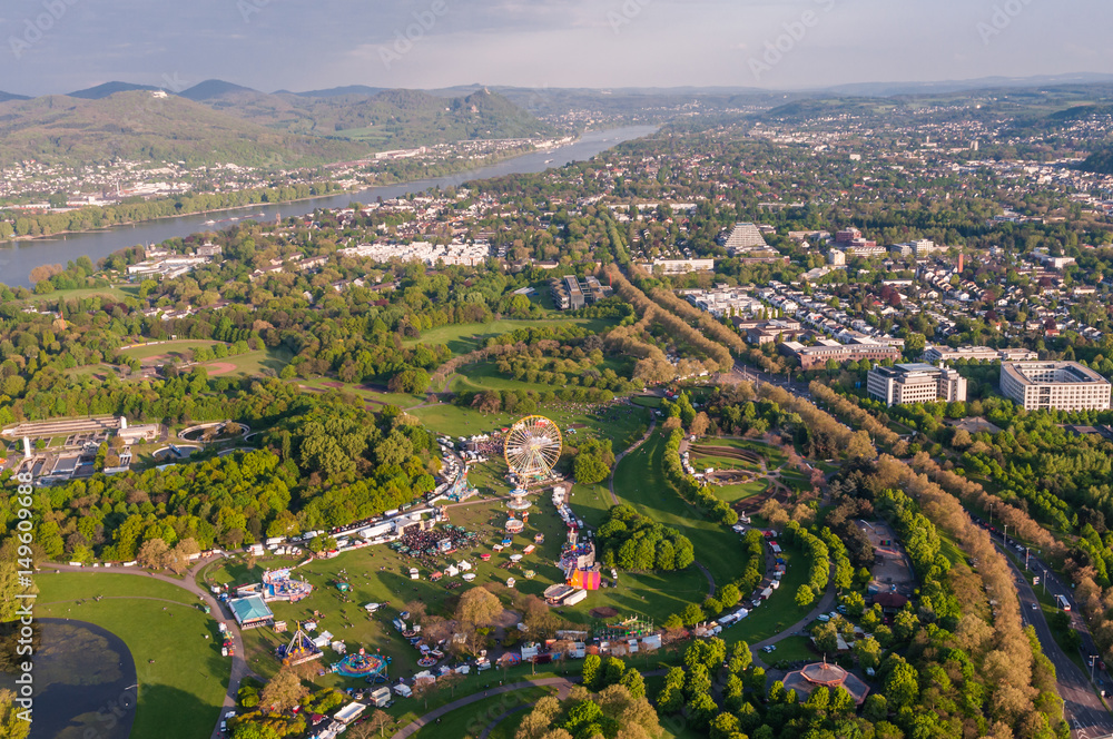 Fototapeta premium Bonn - Blick über den Freizeitpark Rheinaue zum Siebengebirge
