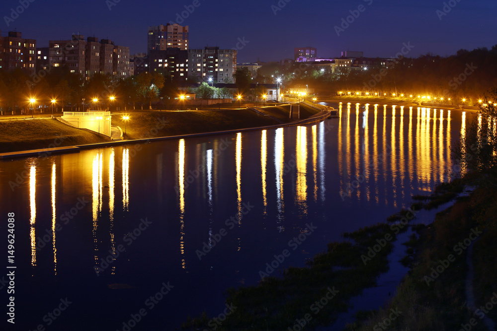 City landscape, the reflection of street lamps in the river