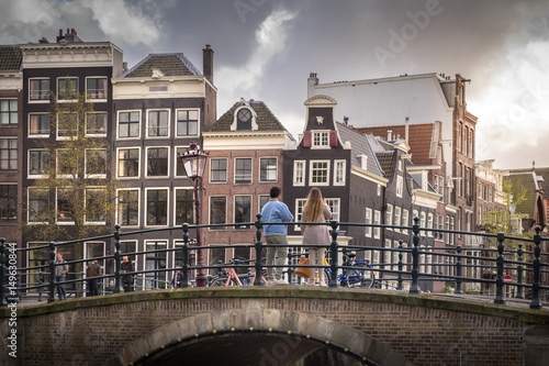 Canvas Print Ein Paar auf einer Brücke in Amsterdam