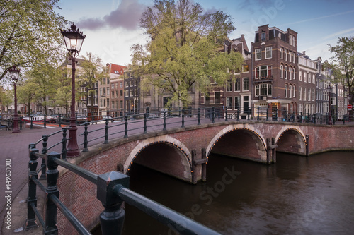 Abendstimmung über einer Brücke in Amsterdam