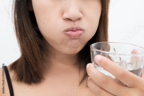 Fotografie Healthy happy woman rinsing and gargling while using mouthwash from a glass, Dur