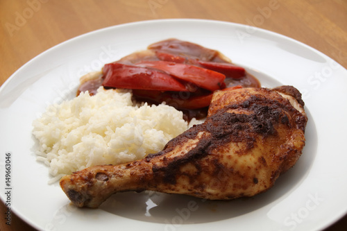 Hähnchenkeule mit Reis und Paprikagemüse
