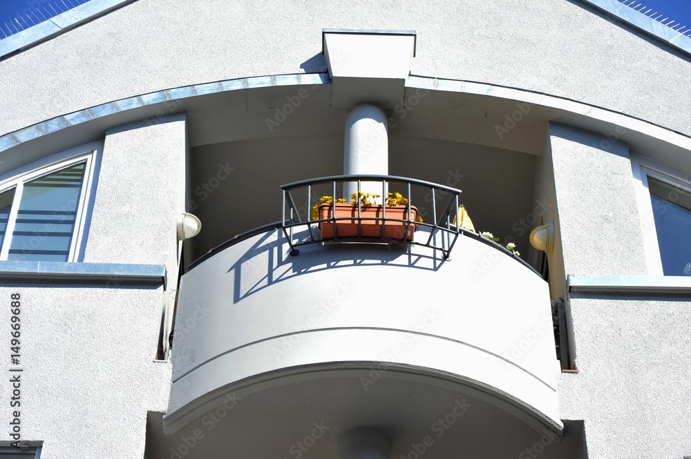 Modernr Balkon mit Edelstahl-Geländer an Hausfront