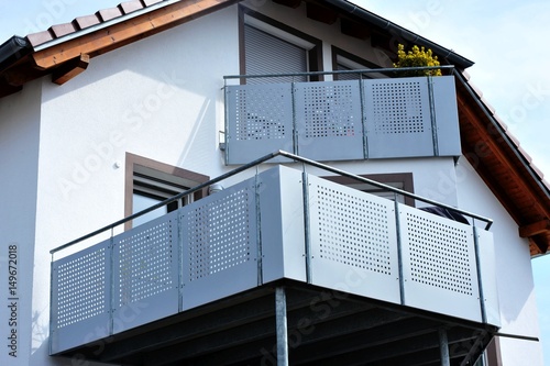 Modernr Balkon mit Edelstahl-Geländer an Hausfront