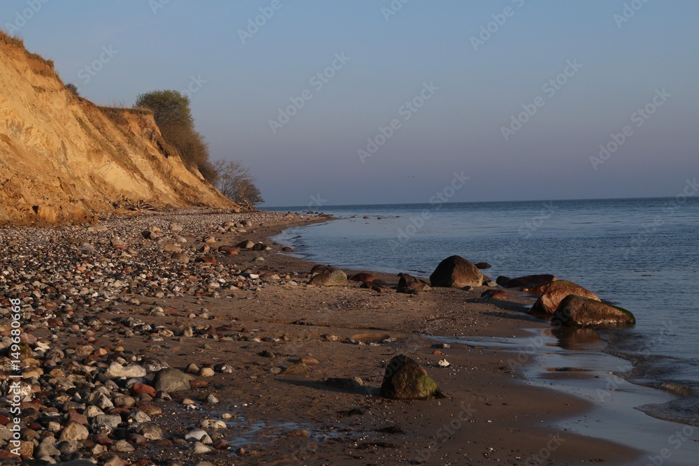 malerischer Strand mit Steilufer und Steinen im Dänischen Wohld an der Ostsee, Schleswig-Holstein, Deutschland