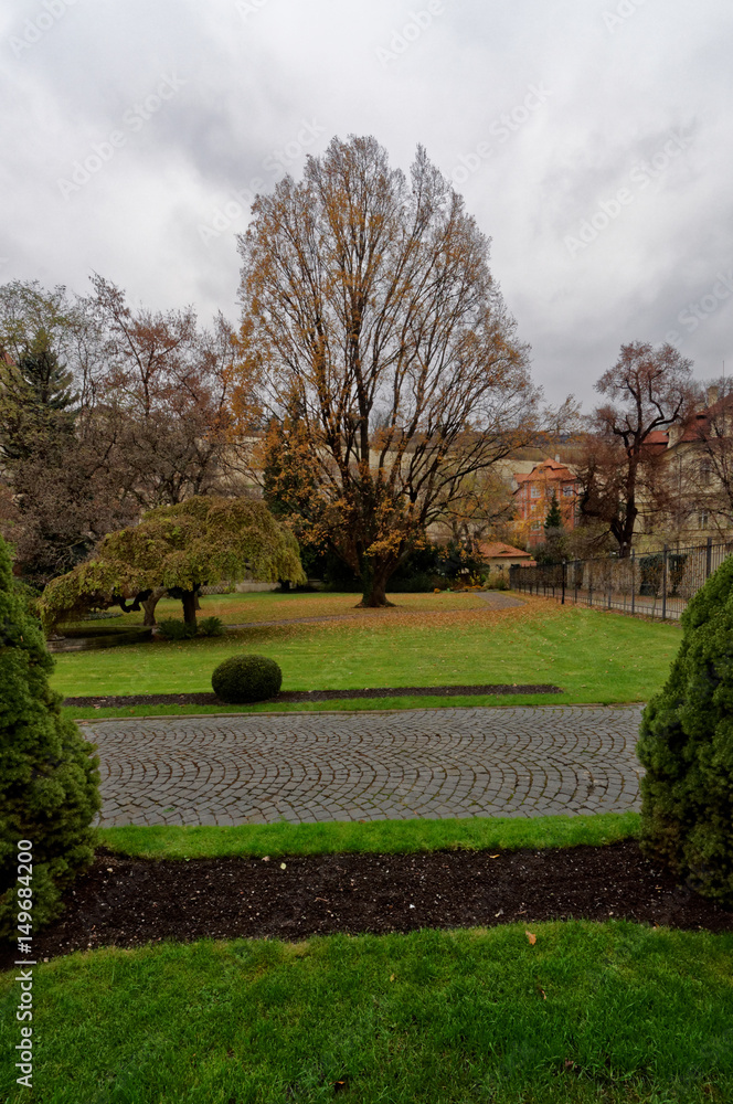 Naklejka premium Big gaden infron of the building