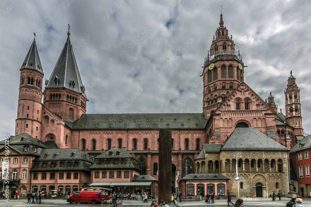 Der Mainzer Dom von der Seite