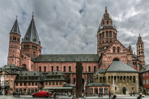 Der Mainzer Dom von der Seite