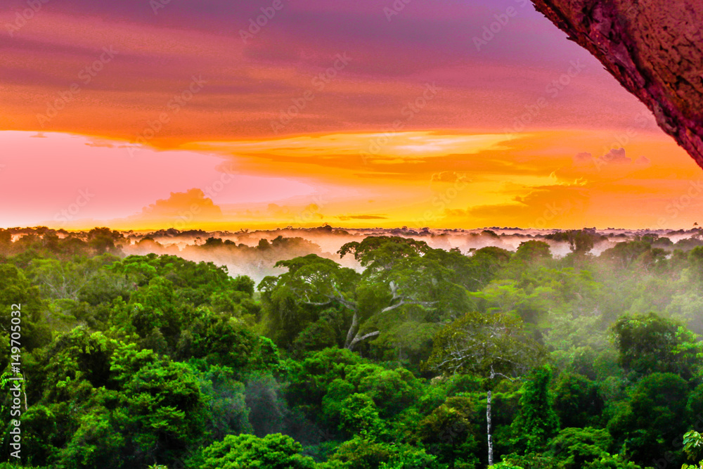 Naklejka premium Zobacz na fioletowy zachód słońca nad lasem deszczowym przez Leticia w Kolumbii