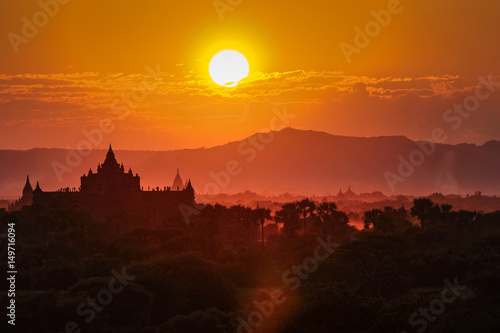 Myanmar - Burma - Sonnenuntergang bei den Pagoden in Bagan