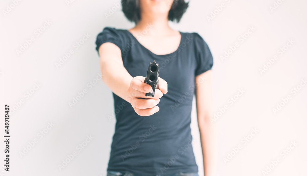 銃を持つ女性 銃を持つ女性