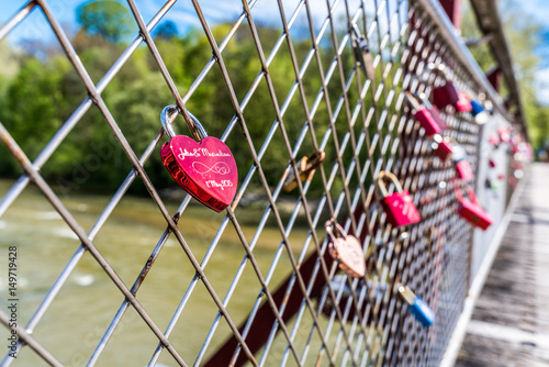 Liebesschlösser verzieren die Thalkirchner Brücke in München